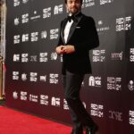 Sherif Ramzy Instagram - من حفل ختام مهرجان البحر الأحمر السينمائي الدولي في المملكة العربية السعودية Tuxedo : @navytailormadesuits Photography : @dr.abdulrahman_al_farid Hair : @scissors349
