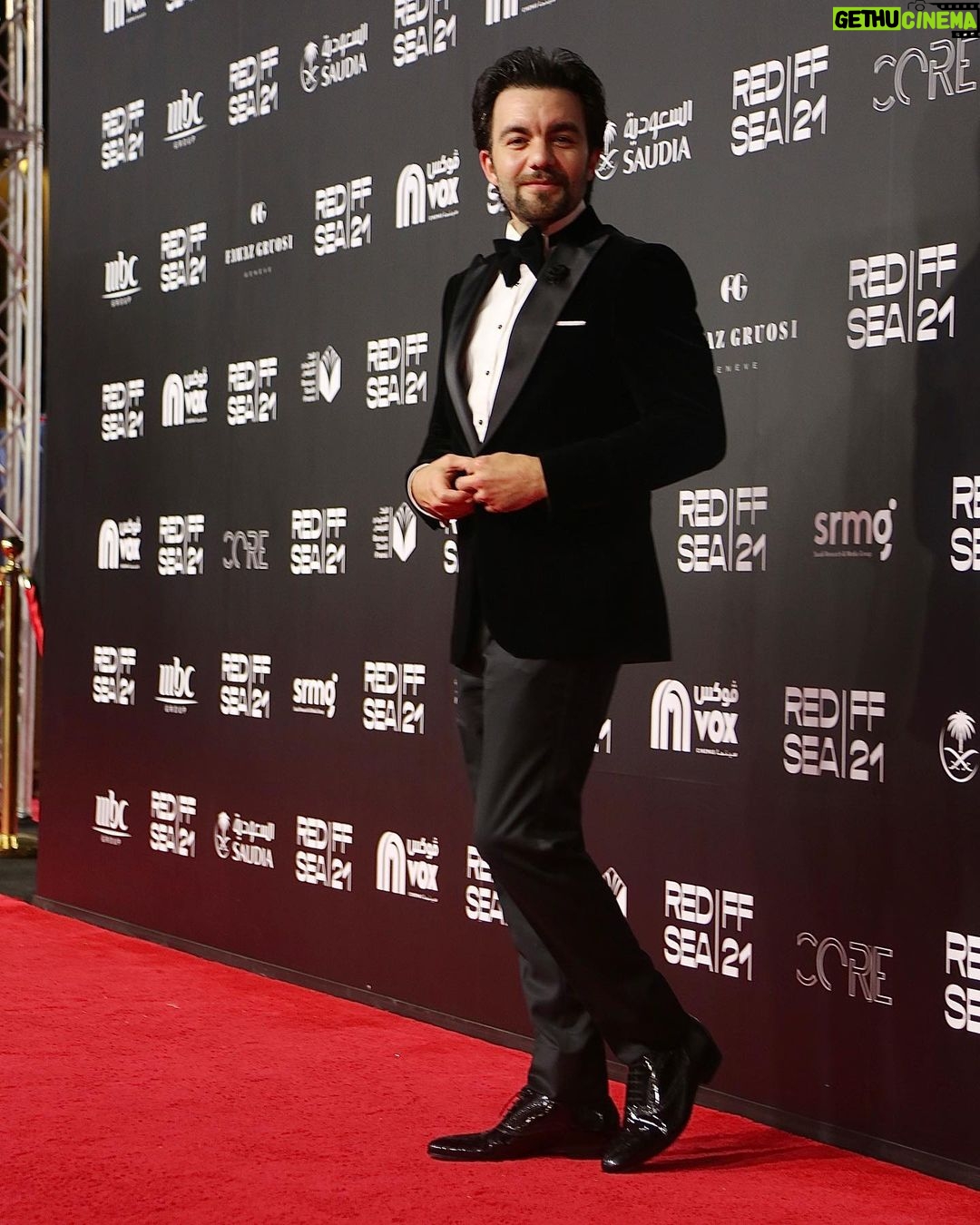Sherif Ramzy Instagram - من حفل ختام مهرجان البحر الأحمر السينمائي الدولي في المملكة العربية السعودية Tuxedo : @navytailormadesuits Photography : @dr.abdulrahman_al_farid Hair : @scissors349