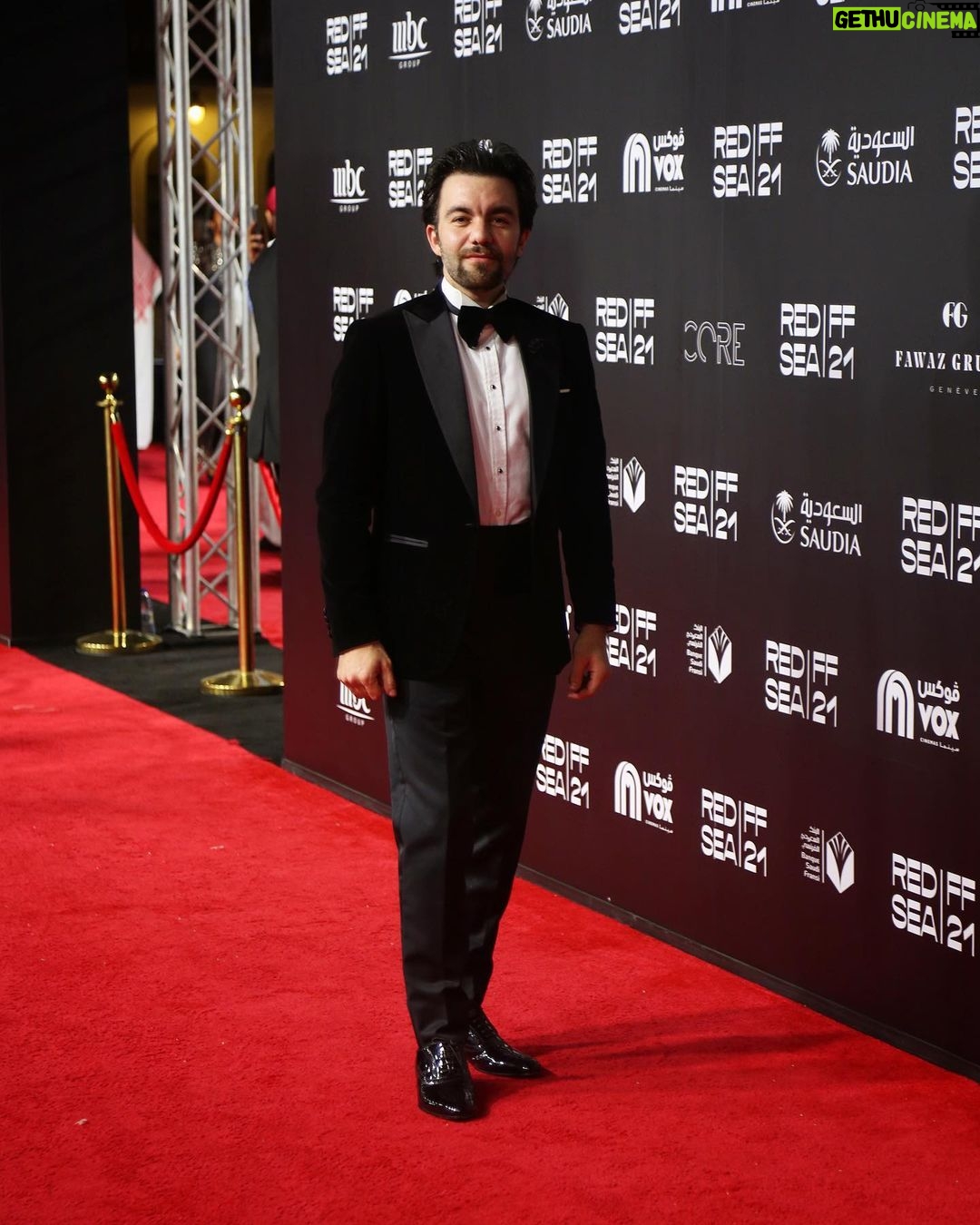 Sherif Ramzy Instagram - من حفل ختام مهرجان البحر الأحمر السينمائي الدولي في المملكة العربية السعودية Tuxedo : @navytailormadesuits Photography : @dr.abdulrahman_al_farid Hair : @scissors349