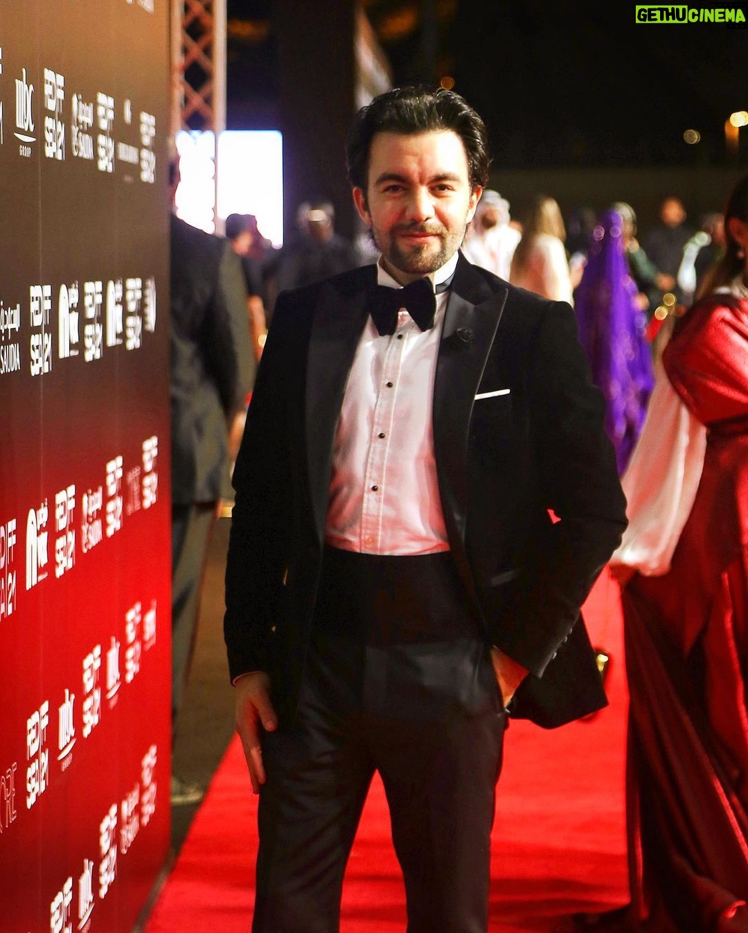 Sherif Ramzy Instagram - من حفل ختام مهرجان البحر الأحمر السينمائي الدولي في المملكة العربية السعودية Tuxedo : @navytailormadesuits Photography : @dr.abdulrahman_al_farid Hair : @scissors349