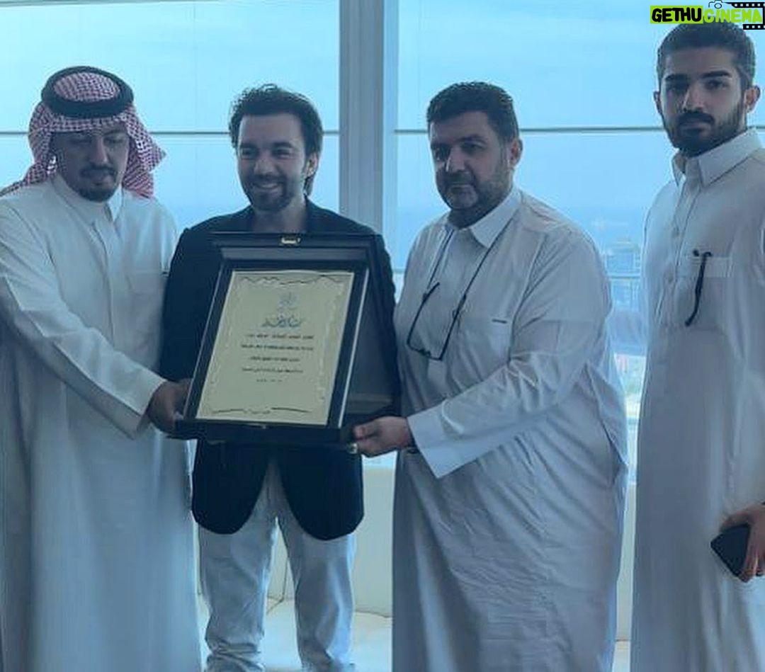 Sherif Ramzy Instagram - شكراً جزيلاً لشركة صول أرت پروداكشنز للإعلام المرئي و المسموع علي هذا التكريم الجميل و شكراً للشيخ محمد شمسي و الشيخ محمد القحطاني و خالد شمسي و لجميع الحضور السيد مهند و السيد روبير و السيد ماجد و جميع السادة الحاضرين سعدت جداً بهذا التكريم علي أراضي المملكة العربية السعودية و إن شاء الله يكون هناك أعمال فنية كثيرة بيننا في المستقبل القريب جداً @solart_sa @solartproduction