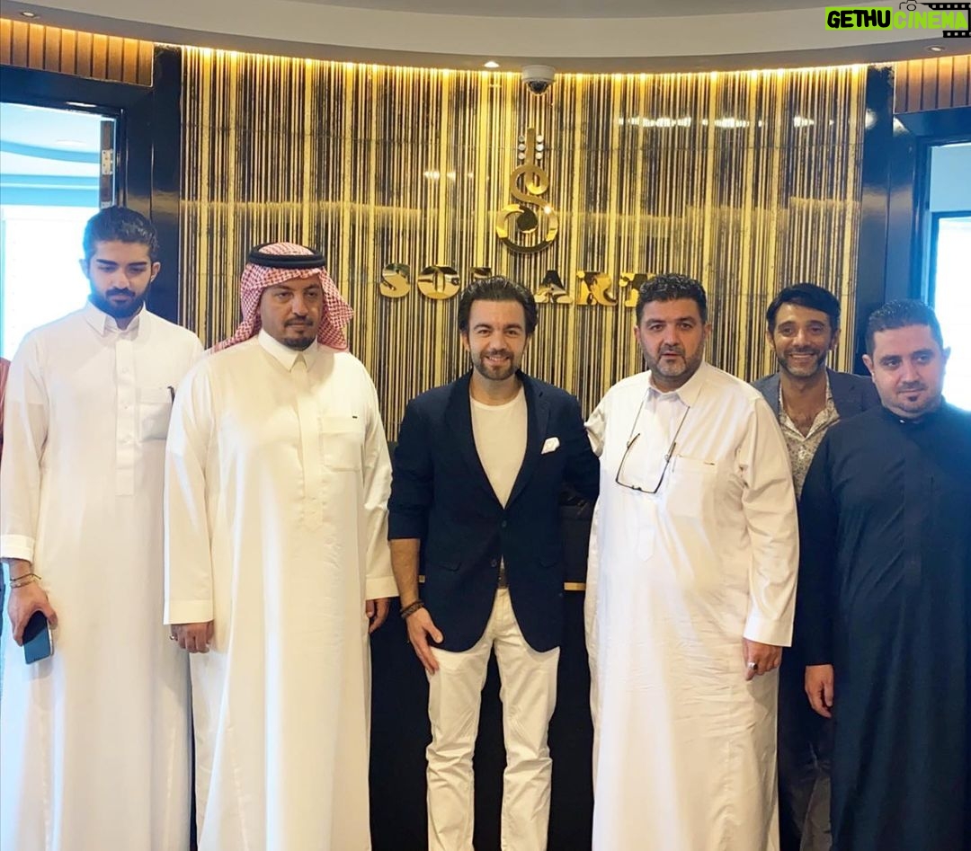Sherif Ramzy Instagram - شكراً جزيلاً لشركة صول أرت پروداكشنز للإعلام المرئي و المسموع علي هذا التكريم الجميل و شكراً للشيخ محمد شمسي و الشيخ محمد القحطاني و خالد شمسي و لجميع الحضور السيد مهند و السيد روبير و السيد ماجد و جميع السادة الحاضرين سعدت جداً بهذا التكريم علي أراضي المملكة العربية السعودية و إن شاء الله يكون هناك أعمال فنية كثيرة بيننا في المستقبل القريب جداً @solart_sa @solartproduction