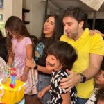 Sherif Ramzy Instagram - كل سنة و إنتوا الإثنين طيبين يا حبايب قلبي حياتي مكانتش حتكتمل من غيركم من يوم ما دخلتوا حياتي و شقلبتوها مابقتش أتخيلها من غيركم ربنا يحفظكم و خليكم لينا و أشوفكم أحلي ولد و بنت في الدنيا و عايز أشكر كل الناس اللي مكانش العيد ميلاد ده حيكتمل و لا ينجح من غيرهم @partito_cake_byasma @carnivallouly