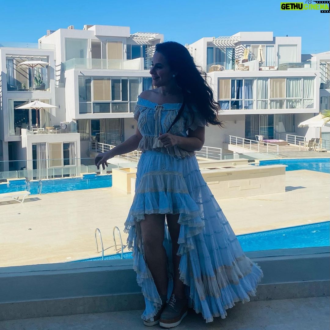 Sherry Adel Instagram - Blue is bright & gives us hope for the future 💙🤍 #blueisthecolorofpeace