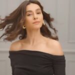 Shibani Dandekar Instagram - No signature look is complete without the @tresemmeindia Gloss Ultimate Serum🖤 It makes my hair 6x more shinier, all while protecting my hair from heat styling tools up to 230°C*. Get your #GlossUltimate today! Head on to the @tresemmeindia bio & shop now! *Based on lab results #TRESemme #TresemmeIndia #GlossUltimate #HairSerum #HeatProtect #HairStyling #HeatStyling #SalonSmoothHair #SalonAtHome #Haircare #ShinyHair #GlossyHair #HealthyHair #ProfessionalHairCare #HaircareCommunity #GoodHairDays #TresemmeHair #TresemmeHaircare #Tresemmepartner #ad