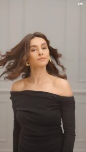 Shibani Dandekar Instagram - No signature look is complete without the @tresemmeindia Gloss Ultimate Serum🖤 It makes my hair 6x more shinier, all while protecting my hair from heat styling tools up to 230°C*. Get your #GlossUltimate today! Head on to the @tresemmeindia bio & shop now! *Based on lab results #TRESemme #TresemmeIndia #GlossUltimate #HairSerum #HeatProtect #HairStyling #HeatStyling #SalonSmoothHair #SalonAtHome #Haircare #ShinyHair #GlossyHair #HealthyHair #ProfessionalHairCare #HaircareCommunity #GoodHairDays #TresemmeHair #TresemmeHaircare #Tresemmepartner #ad