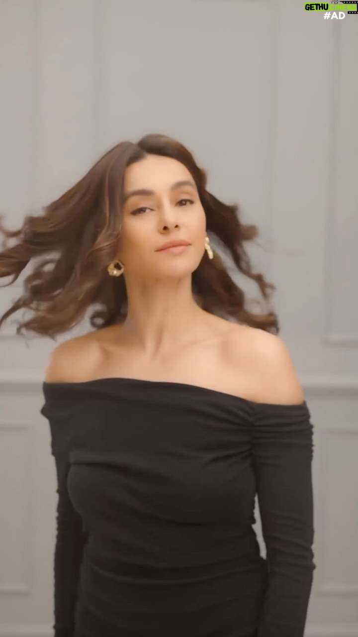Shibani Dandekar Instagram - No signature look is complete without the @tresemmeindia Gloss Ultimate Serum🖤 It makes my hair 6x more shinier, all while protecting my hair from heat styling tools up to 230°C*. Get your #GlossUltimate today! Head on to the @tresemmeindia bio & shop now! *Based on lab results #TRESemme #TresemmeIndia #GlossUltimate #HairSerum #HeatProtect #HairStyling #HeatStyling #SalonSmoothHair #SalonAtHome #Haircare #ShinyHair #GlossyHair #HealthyHair #ProfessionalHairCare #HaircareCommunity #GoodHairDays #TresemmeHair #TresemmeHaircare #Tresemmepartner #ad