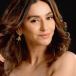 Shibani Dandekar Instagram - Because glossy hair just never goes out of style 🖤 The @tresemmeindia Gloss Ultimate Serum nourishes like oil and styles like a hair serum, all while protecting my hair from heat styling tools up to 230°C*. It gives you everything you need and more! Get your #GlossUltimate today! Head on to the @tresemmeindia bio & shop now! #TRESemme #TresemmeIndia #GlossUltimate #HairSerum #HeatProtect #HairStyling #HeatStyling #SalonSmoothHair #SalonAtHome #Haircare #ShinyHair #GlossyHair #HealthyHair #ProfessionalHairCare #HaircareCommunity #GoodHairDays #TresemmeHair #TresemmeHaircare #Tresemmepartner #ad