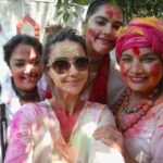 Shibani Dandekar Instagram – Happy holi’ing with my Dabba Cartel ladies 🌈💃🏾❤️

@azmishabana18 @jyotika @anjalidineshanand