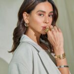 Shibani Dandekar Instagram – Was a special day dropping the teaser for Dabba Cartel at Next on Netflix @netflix_in 

Thank you to the team that was there for what was an incredibly memorable day 🌹 @devangmajethia you are a 🌟 

Thank you @faroutakhtar for holding my hand through all of it always ❤️ and Jimmy you knew this day was important and you showed up for the pictures. You’re such a sweet boy ❤️

outfit by @wear.ura 
jewels @axesouar.in 
heels @jimmychoo 
styling @sanyakapoor 
team @duh_rasmalai 
Hair @azima_toppo 
Photos @tanvigvora