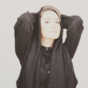 Shila Khodadad Instagram - من در دنیایی زندگی میکنم که تمام تعصبات مردانه غیرت است و تعصبات زنانه حسادت...
که تمام قولهای جهان فقط اگر مردانه باشد ارزش ایستادن به پایش را دارد و بس..