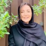 Shila Khodadad Instagram – خانه‌ای که جاناتان در آن زندگی می‌کرد، جای شادی نبود.
گاهی‌اوقات پر از دادوبیداد بود و گاهی پر از اشک و گریه… اما وقتی 
خاله ادی برای چندروزی به خانه‌ی آنها آمد، امید هم به خانه‌ی آنها آمد. خاله ادی با خود شادی آورد و یک گربه به اسم مجیک و همین‌طور امکانات شگفت‌انگیز امید.

این کتاب به تمام کودکانی تقدیم می‌شود که در حال حاضر، احساس ناراحتی می‌کنند. همان‌طور که جاناتان فهمید همیشه برای تغییر شرایط امید هست.  این کتاب زیر نظر کارشناسان خشونت خانگی نوشته شده است و شامل سؤال‌های مباحثه‌ای و برنامه‌ی امنیت کودکان است.  کتابی برای افزایش تاب‌آوری کودکان و کمک به کودکانی که در شرایط خشونت خانوادگی به‌سر می‌برند یا به تازگی از این شرایط بیرون آمده‌اند.