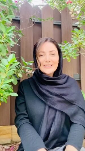 Shila Khodadad Instagram - خانه‌ای که جاناتان در آن زندگی می‌کرد، جای شادی نبود.
گاهی‌اوقات پر از دادوبیداد بود و گاهی پر از اشک و گریه... اما وقتی 
خاله ادی برای چندروزی به خانه‌ی آنها آمد، امید هم به خانه‌ی آنها آمد. خاله ادی با خود شادی آورد و یک گربه به اسم مجیک و همین‌طور امکانات شگفت‌انگیز امید.

این کتاب به تمام کودکانی تقدیم می‌شود که در حال حاضر، احساس ناراحتی می‌کنند. همان‌طور که جاناتان فهمید همیشه برای تغییر شرایط امید هست.  این کتاب زیر نظر کارشناسان خشونت خانگی نوشته شده است و شامل سؤال‌های مباحثه‌ای و برنامه‌ی امنیت کودکان است.  کتابی برای افزایش تاب‌آوری کودکان و کمک به کودکانی که در شرایط خشونت خانوادگی به‌سر می‌برند یا به تازگی از این شرایط بیرون آمده‌اند.