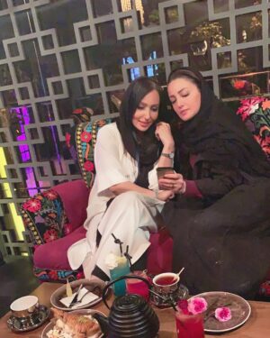 Shila Khodadad Instagram - روزهایی که با دوست خوب می گذرد ماندگار است  @parastoosalehi56 @asharestaurant
