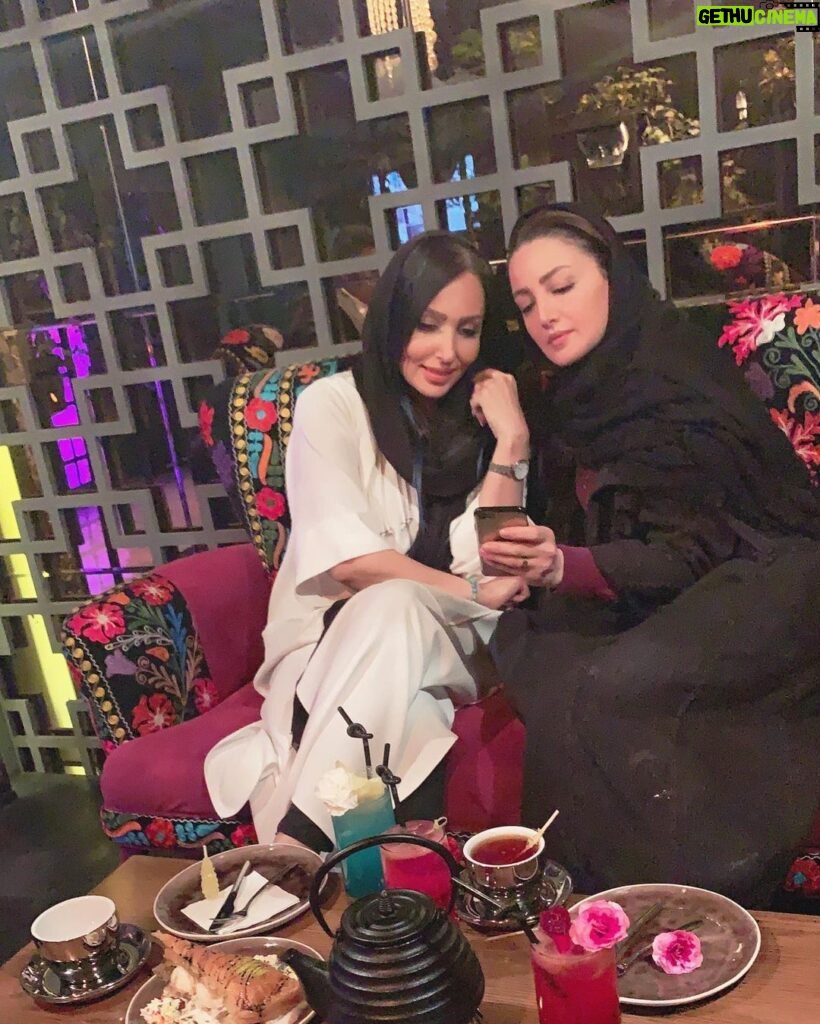 Shila Khodadad Instagram - روزهایی که با دوست خوب می گذرد ماندگار است @parastoosalehi56 @asharestaurant