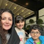 Shila Khodadad Instagram - از مادر شما بودن لذت میبرم همین برایم کافیست ،،،هیچ چیز دیگری نمیخواهم وهمسرم که همیشه یار و دوست صمیمی من است ،،،عکس از : فرزین سرکارات ❤️