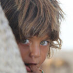 Shila Khodadad Instagram - ‏‎‏‎محروميت جازموريان آنقدر زياد است كه از روي نقشه هم مي شود فهميد. ‏‎جبر جغرافيايى، كمبود آب، تبعيض اجتماعى، نا آگاهي اجبارى، كم توجهى و ... تعداد زيادى انسان ايرانى بى شناسنامه، بى هويت، بدون هيچ گونه امكانات بهداشتى و آموزشى را به وجود آورده است. ‏ ‎حتى از داشتن كمترين سواد(شمارش اعداد از يك تا ده)، شناخت روزهاى هفته و فصل ها و... محرومند و ‎خوراكشان اغلب نانِ خالى است. ‏‎سالانه تعداد زيادى به علت دورى راه از گزيدگى مار و عقرب ميميرند. با ما در پويش ‏‎#جازموريان_تنها_نيست @s.slvt همراه باشيد