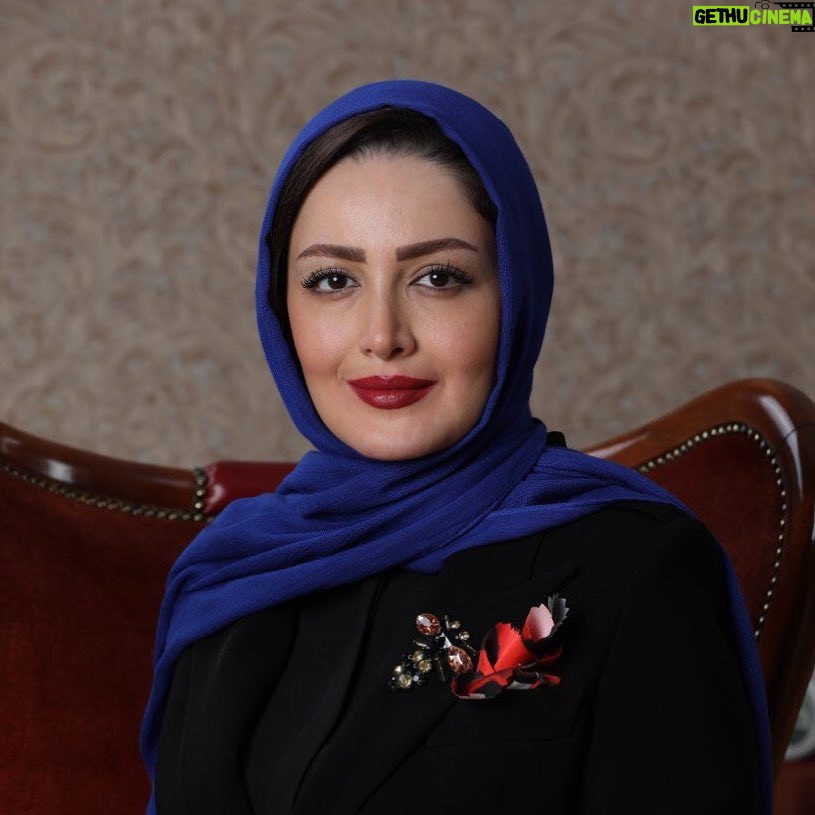 Shila Khodadad Instagram - امشب سالگرد تولد همسری صادق و پاک و مادری متین و فداکار است . ما هر سه بسیار خوشحالیم که تو را داریم و از بودن در کنار تو احساس خوشبختی میکنیم . شیلای عزیز تولدت مبارک . فرزین-سامیار و ساتین سرکارات