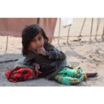 Shila Khodadad Instagram - ‏‎‏‎محروميت جازموريان آنقدر زياد است كه از روي نقشه هم مي شود فهميد. ‏‎جبر جغرافيايى، كمبود آب، تبعيض اجتماعى، نا آگاهي اجبارى، كم توجهى و ... تعداد زيادى انسان ايرانى بى شناسنامه، بى هويت، بدون هيچ گونه امكانات بهداشتى و آموزشى را به وجود آورده است. ‏ ‎حتى از داشتن كمترين سواد(شمارش اعداد از يك تا ده)، شناخت روزهاى هفته و فصل ها و... محرومند و ‎خوراكشان اغلب نانِ خالى است. ‏‎سالانه تعداد زيادى به علت دورى راه از گزيدگى مار و عقرب ميميرند. با ما در پويش ‏‎#جازموريان_تنها_نيست @s.slvt همراه باشيد