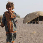 Shila Khodadad Instagram - ‏‎‏‎محروميت جازموريان آنقدر زياد است كه از روي نقشه هم مي شود فهميد. ‏‎جبر جغرافيايى، كمبود آب، تبعيض اجتماعى، نا آگاهي اجبارى، كم توجهى و ... تعداد زيادى انسان ايرانى بى شناسنامه، بى هويت، بدون هيچ گونه امكانات بهداشتى و آموزشى را به وجود آورده است. ‏ ‎حتى از داشتن كمترين سواد(شمارش اعداد از يك تا ده)، شناخت روزهاى هفته و فصل ها و... محرومند و ‎خوراكشان اغلب نانِ خالى است. ‏‎سالانه تعداد زيادى به علت دورى راه از گزيدگى مار و عقرب ميميرند. با ما در پويش ‏‎#جازموريان_تنها_نيست @s.slvt همراه باشيد