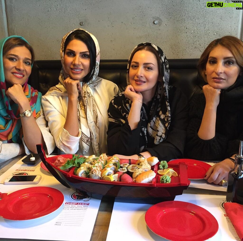 Shila Khodadad Instagram - با دوستان قديمى در رستوران چاپ چاپ فرشته