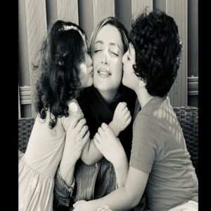 Shila Khodadad Instagram - این حس رو موقعی  درک میکنی که چندروز مریض باشی و حسرت بغل کردنشون و بوسیدنشون رو داشته باشی...دوتا فرشته مهربون من ، عاشقتونم❤️❤️❤️