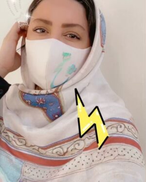 Shila Khodadad Instagram - دنیا همه هیچ و اهل دنیا همه هیچ
ای هیچ برای هیچ بر هیچ مپیچ
دانی که پس از مرگ چه ماند باقی
عشق است و محبت است و باقی همه هیچ