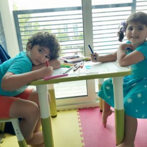 Shila Khodadad Instagram - کاش بخاطر سلامتی و آینده کودکانمان کمی زندگی را سخت بگیریم و سفر نریم ...مطمئن باشید رشت و انزلی و لاهیجان وساری و بابل و آمل و زیباتر از تمام دنیا برای من دریای خزر سرجایشان باقی میمانند
حرف تمام آدمها: ما که میریم شمال میریم تو ویلا بیرون نمیایم. پس برای چی میرین شمال اگه نمیخواین از ویلا بیرون بیاین!!!! بمونین تو خونتون خب ،،،یکم اندیشه هم در زندگی بد نیست✌🏾✌🏾✌🏾🖤
