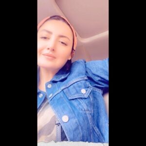 Shila Khodadad Instagram - دیشب برای چهارمین بار درسالهای اخیر داشتم تو خواب خفه میشدم،تو اون چند ثانیه ای که نمیتونستم نفس بکشم داشتم فکر میکردم چقدر کار نکرده و عقب افتاده دارم...مثلا میخواستم به مامانم زنگ بزنم بگم دلم برات تنگ شده مثلا سامیارو ساتین چقدر هنوز کوچولو هستن مثلا چقدر ادما الکی به هم می‌پرن و دعوا میکنن مثلا چقدر تازگیا به هم فحش میدیم و و و .کاش میشد ادم یه دفتر داشته باشه هرشب کاراشو تموم کنه تیک بزنه بعد بخوابه .کاش بشه یه جوری زندگی کرد که بعدا افسوس نخوری کاش بشه همه ازت راضی باشن کاش بشه همه دوستت داشته باشن❤️#موزیک#صدا @omidrashidii