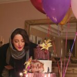 Shila Khodadad Instagram - اینروزها در آستانه چهل سالگی معنی واقعی زن بودن را خیلی خوب میفهمم.از امروز دیگر فاصله زمین تا آسمان زندگی را خودم تعیین میکنم .تجربه فقط با زمین خوردن و خاکی شدن و دوباره بلند شدن بدست میاید و بس .ازهمه دوستان و عزیزان برای تبریکای قشنگتون ممنونم🌹🌹🌹پرستو جونم تولدت مبارک دوست خوبم