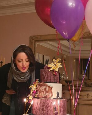 Shila Khodadad Instagram - اینروزها در آستانه چهل سالگی معنی واقعی زن بودن را خیلی خوب میفهمم.از امروز دیگر فاصله زمین تا آسمان زندگی را خودم تعیین میکنم .تجربه فقط با زمین خوردن و خاکی شدن و دوباره بلند شدن بدست میاید و بس .ازهمه دوستان و عزیزان برای تبریکای قشنگتون ممنونم🌹🌹🌹پرستو جونم تولدت مبارک دوست خوبم