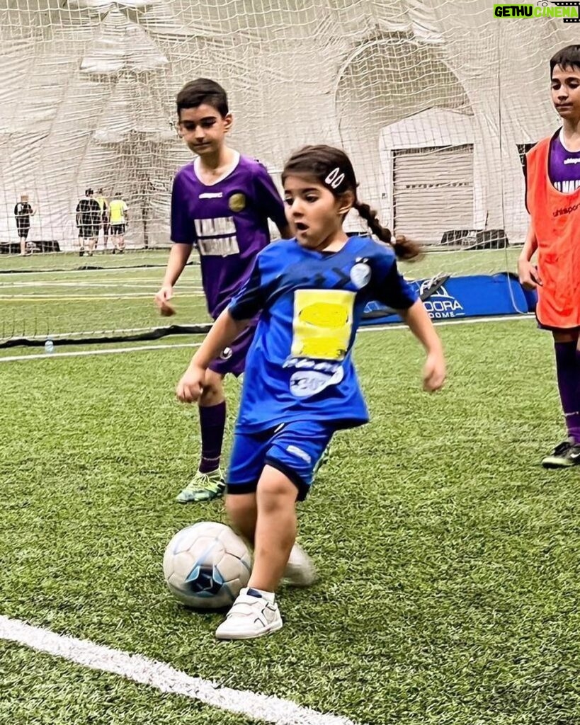 Shila Khodadad Instagram - تو کی انقدر بزرگ شدی که فوتبال بازی میکنی❤️💙💙