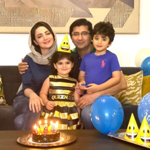 Shila Khodadad Instagram - شیلای عزیزم : مهربانی، مراقبت،حمایت و دلسوزی تنها کمی از ویژگی های شگفت انگیز تو است . خوشبختی خانواده ما بخاطر بی نظیر بودن توست . تولدت مبارک مهربان. عاشقتیم همگی (فرزین،سامیار و ساتین)