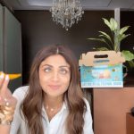 Shilpa Shetty Instagram - Jab mann chahe tab #MangoBinge kar paana koi 𝒶𝒶𝓂 baat nahin hai😉🥭😅 Thank you for helping with my cravings, @kisankonnect.india 😂 #SundayBinge #Mango #cravings #allnatural #foodgasm