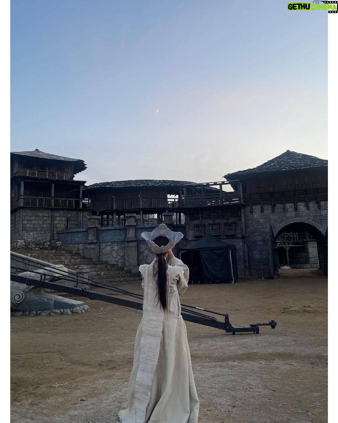 Shin Se-kyung Instagram - ⠀ ⠀ 1-첫 헤어 테스트 2,3,4-아름다운 아스달의 하늘 5,6-사랑받는 탄야💕 7-🕶️ 📷 8,9,10-우리 팀🧡