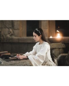 Shin Se-kyung Instagram - 9시 20분에 만나요📿🗡️🪞 #아라문의검