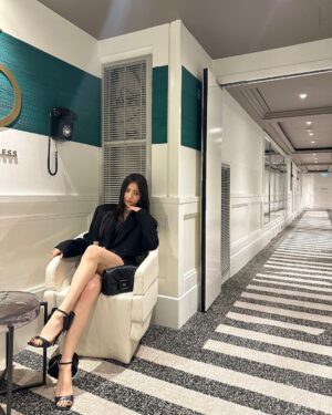 Shin Se-kyung Instagram - @rogervivier ✨ (숙취 아니고 꾸벅꾸벅 조는 연기임🫶🏼🫶🏼)