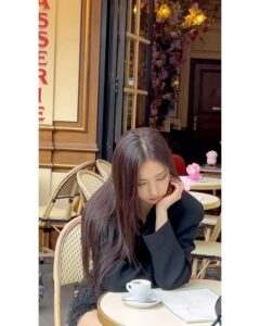 Shin Se-kyung Instagram - @rogervivier ✨ (숙취 아니고 꾸벅꾸벅 조는 연기임🫶🏼🫶🏼)