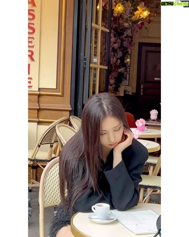 Shin Se-kyung Instagram - @rogervivier ✨ (숙취 아니고 꾸벅꾸벅 조는 연기임🫶🏼🫶🏼)