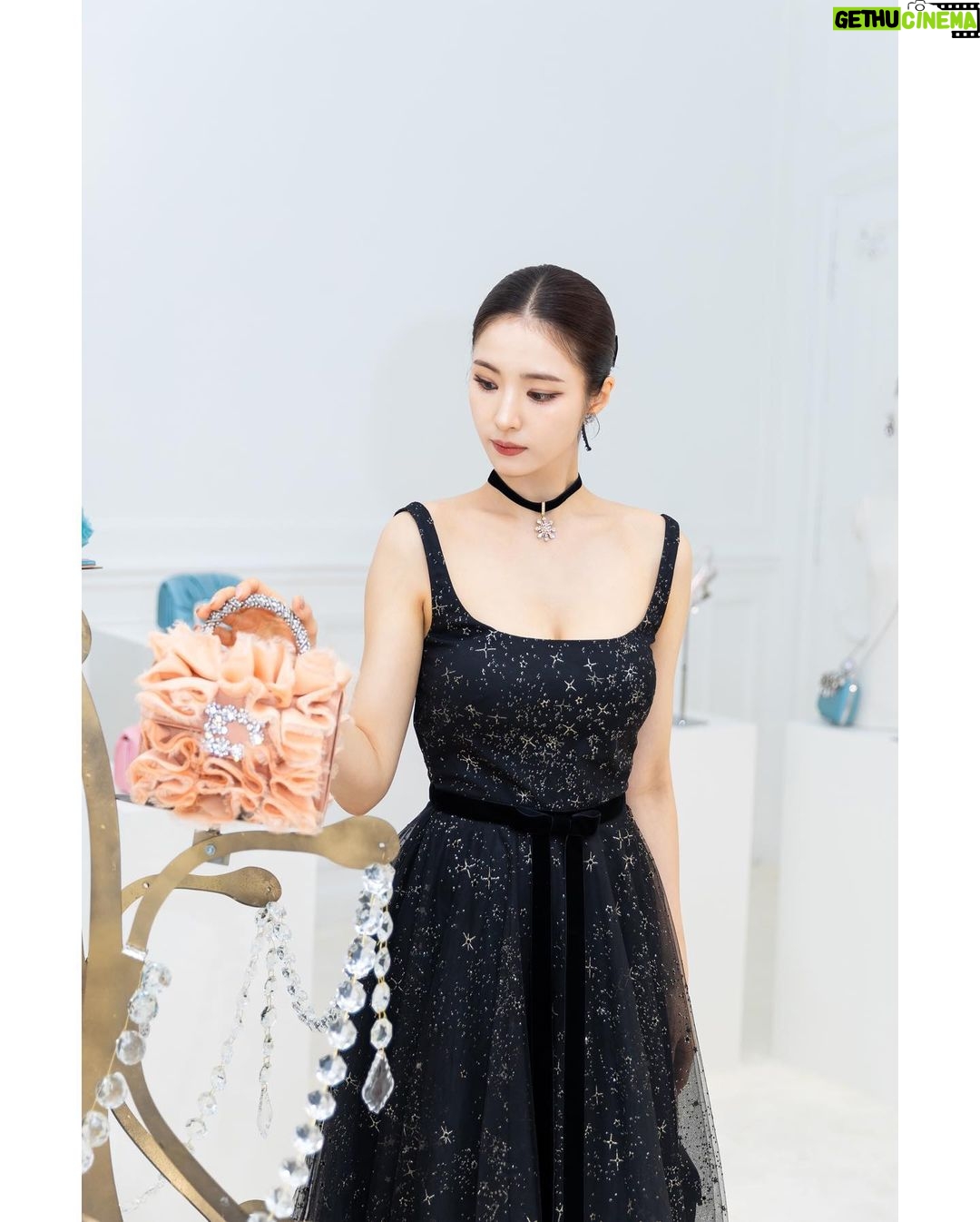 Shin Se-kyung Instagram - @rogervivier @gherardofelloni ✨💕 📷by @_roster__ 👏👏👏