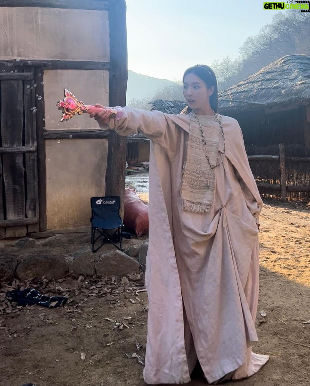 Shin Se-kyung Instagram - 오늘 밤 9시 20분 5,6화 연속방송✨신난다🫶🏼😌 #아라문의검 @tvn_drama @tving.official @disneypluskr