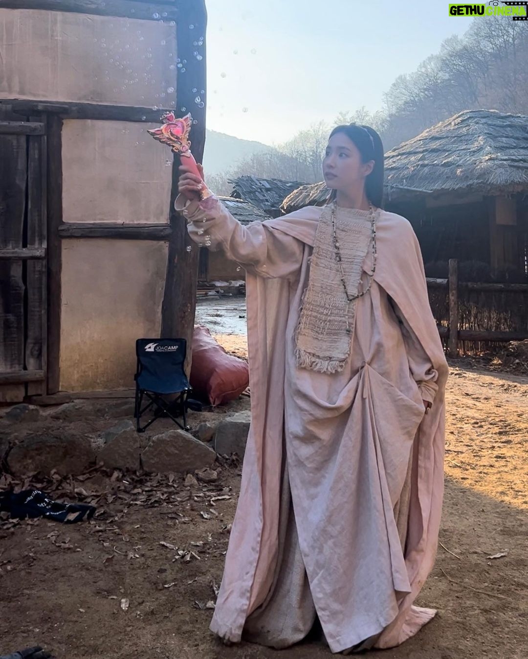 Shin Se-kyung Instagram - 오늘 밤 9시 20분 5,6화 연속방송✨신난다🫶🏼😌 #아라문의검 @tvn_drama @tving.official @disneypluskr