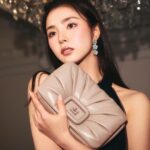 Shin Se-kyung Instagram - @ellekorea ✨💕✨ @rogervivier 👑💝👛✨
