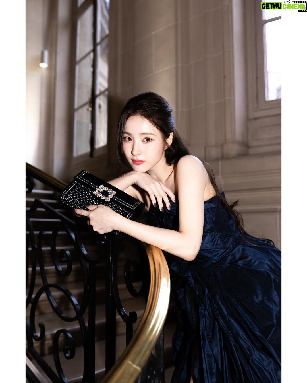 Shin Se-kyung Instagram - @rogervivier ✨ 👠 📷by @_roster__ ✨🌹