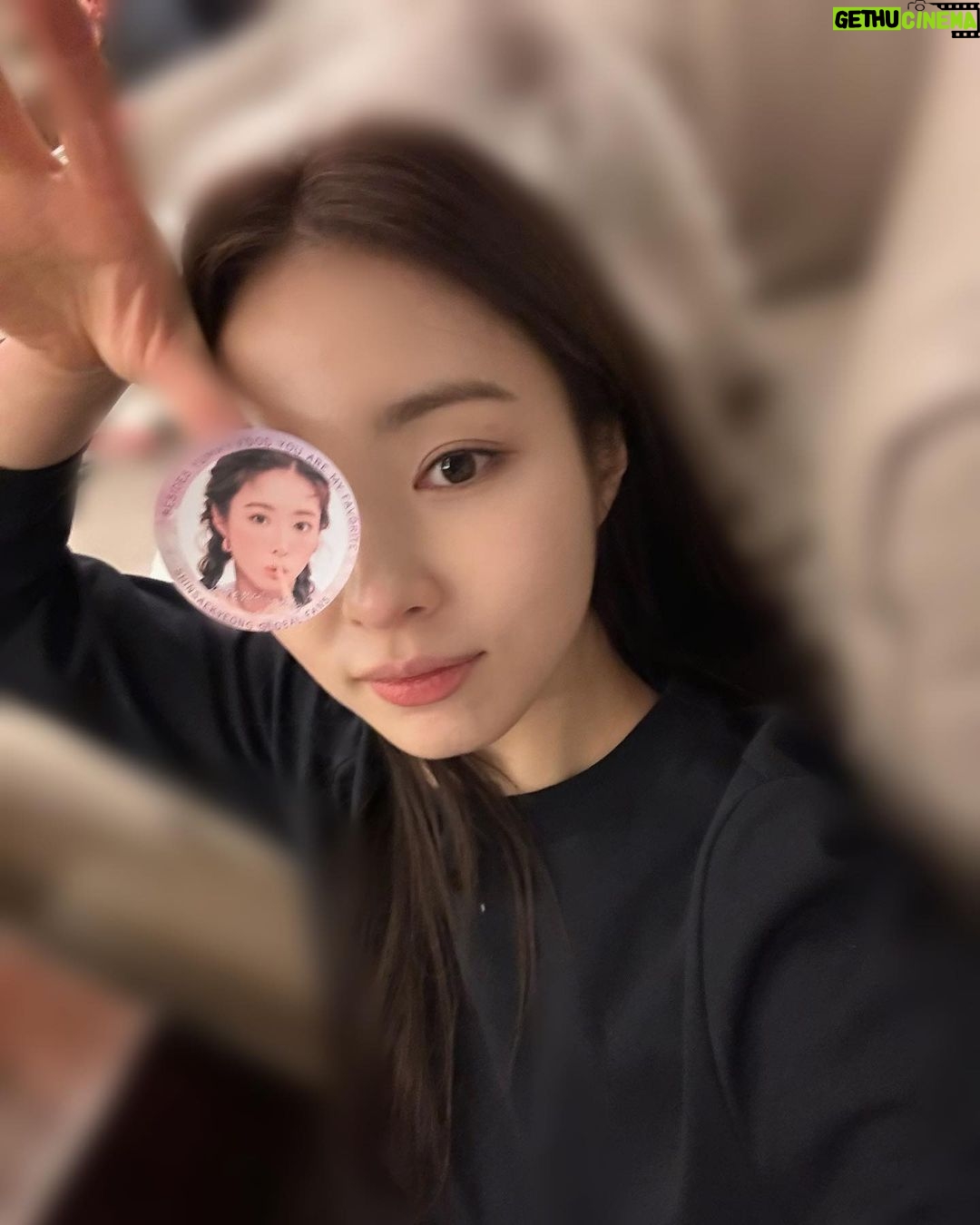 Shin Se-kyung Instagram - It was a freezing cold day on set but thanks to all of you everyone was able to enjoy a moment of warmth..💛 So grateful for your support, international fans!🥹