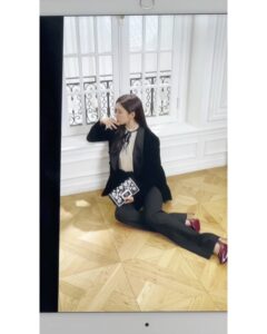 Shin Se-kyung Instagram - @rogervivier 🫶🏼✨ @ellekorea ✨😌