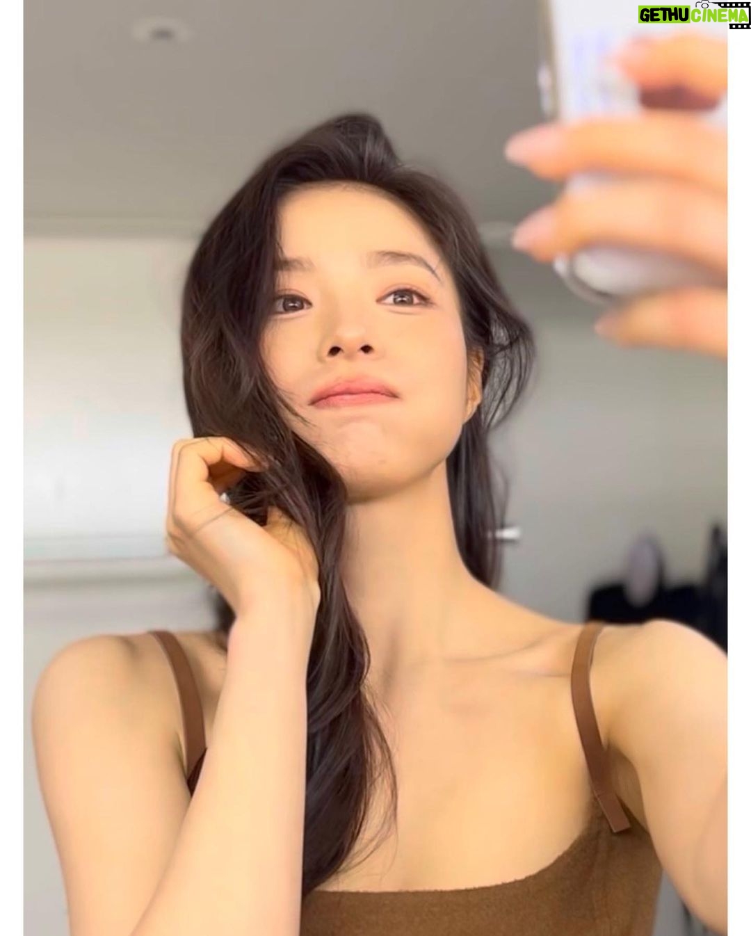 Shin Se-kyung Instagram - @allurekorea ✨😌