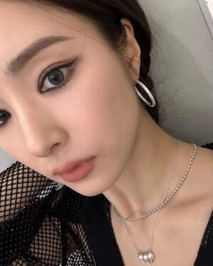 Shin Se-kyung Instagram - @tasaki_intl ✨ @ellekorea 💕