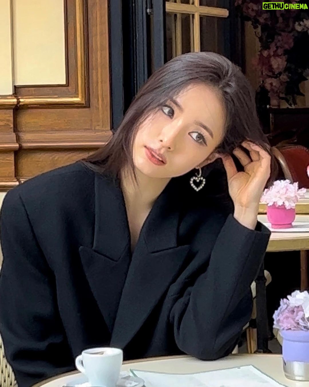 Shin Se-kyung - 299.6K Likes - @rogervivier ✨ (숙취 아니고 꾸벅꾸벅 조는 연기임🫶🏼🫶🏼)