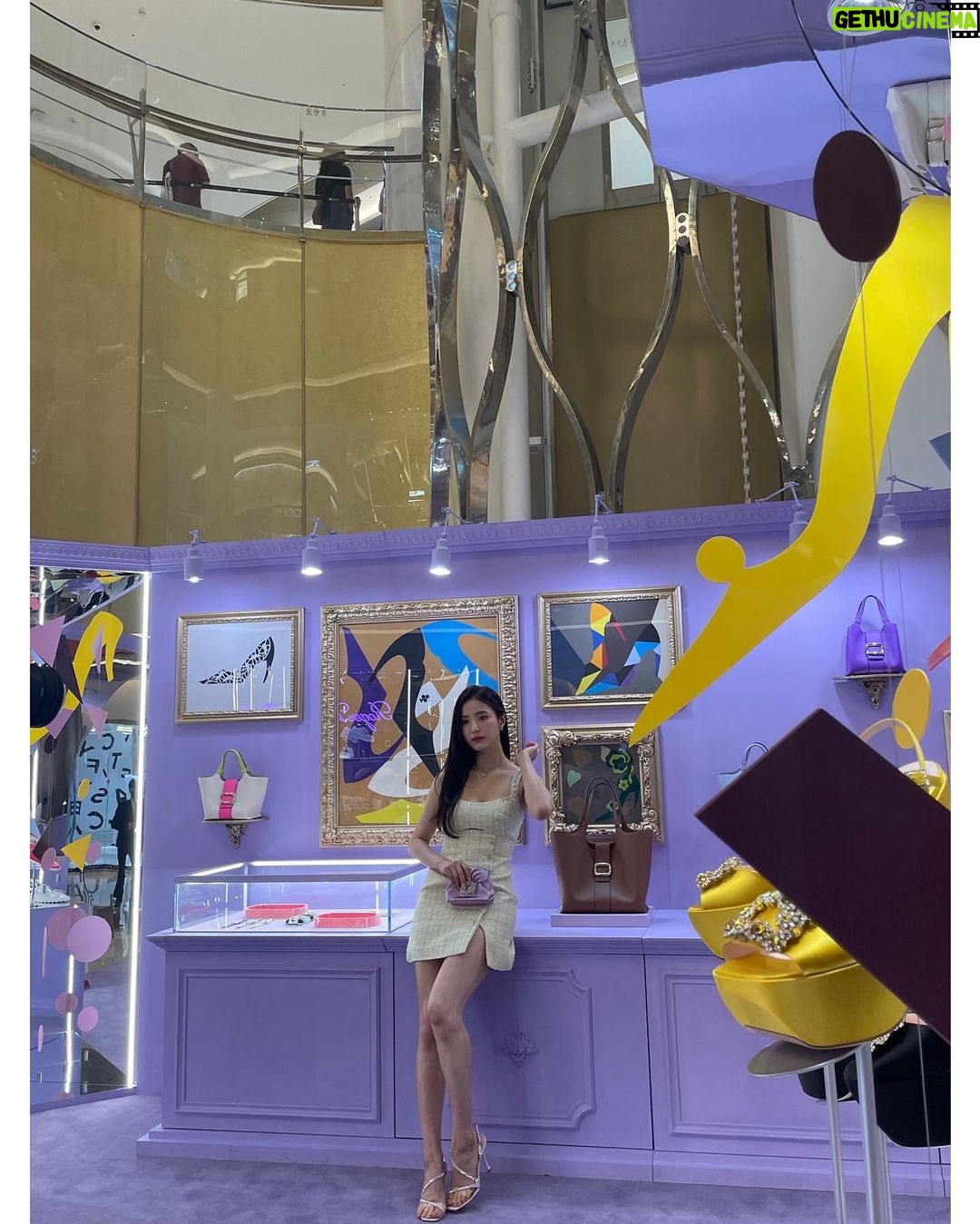 Shin Se-kyung Instagram - 로저비비에 팝업 스토어에서✨👠👛 @rogervivier 🫶🏼✨